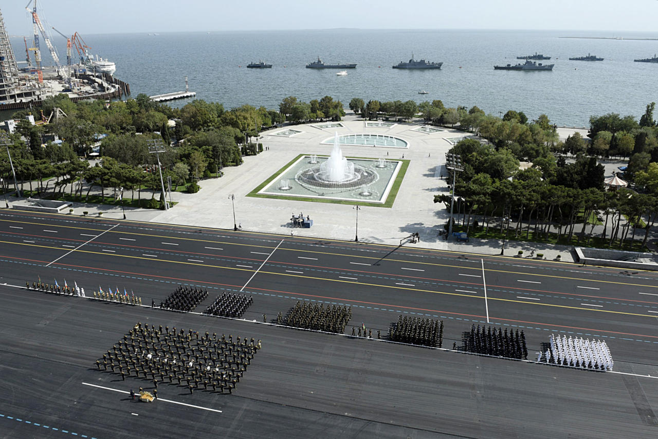 Президент Ильхам Алиев, Президент Реджеп Тайип Эрдоган и Первая леди Мехрибан Алиева приняли участие в параде, посвященном 100-летию освобождения Баку
