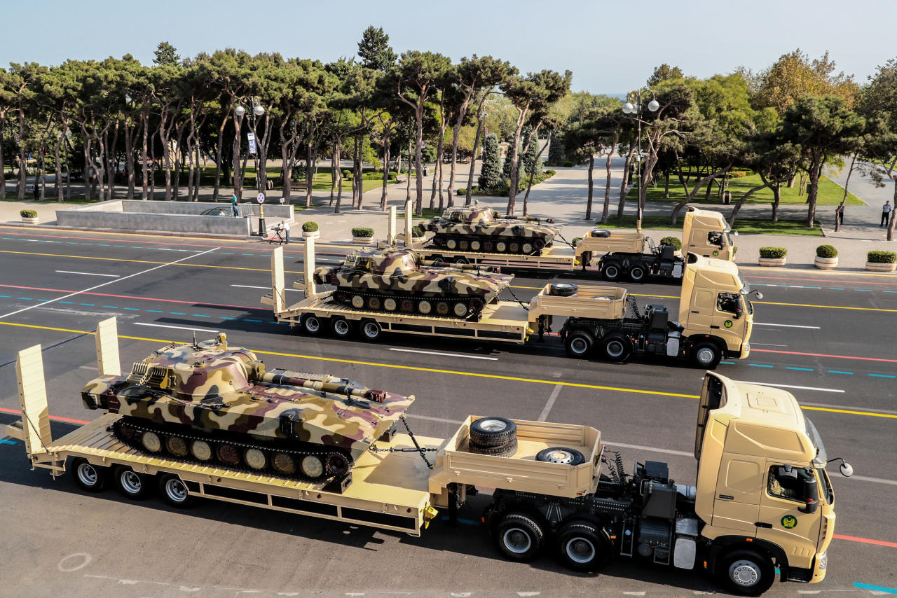 Президент Ильхам Алиев, Президент Реджеп Тайип Эрдоган и Первая леди Мехрибан Алиева приняли участие в параде, посвященном 100-летию освобождения Баку