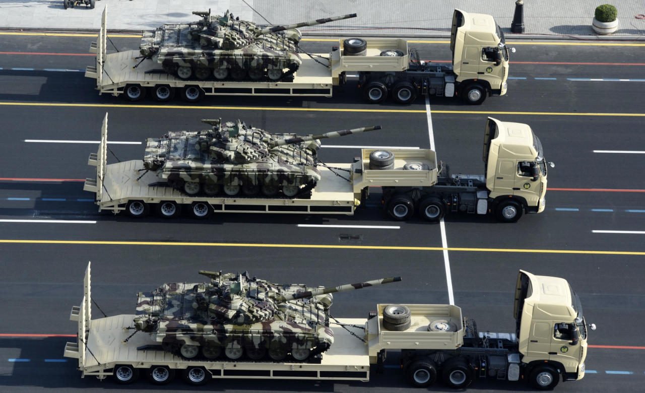 Президент Ильхам Алиев, Президент Реджеп Тайип Эрдоган и Первая леди Мехрибан Алиева приняли участие в параде, посвященном 100-летию освобождения Баку