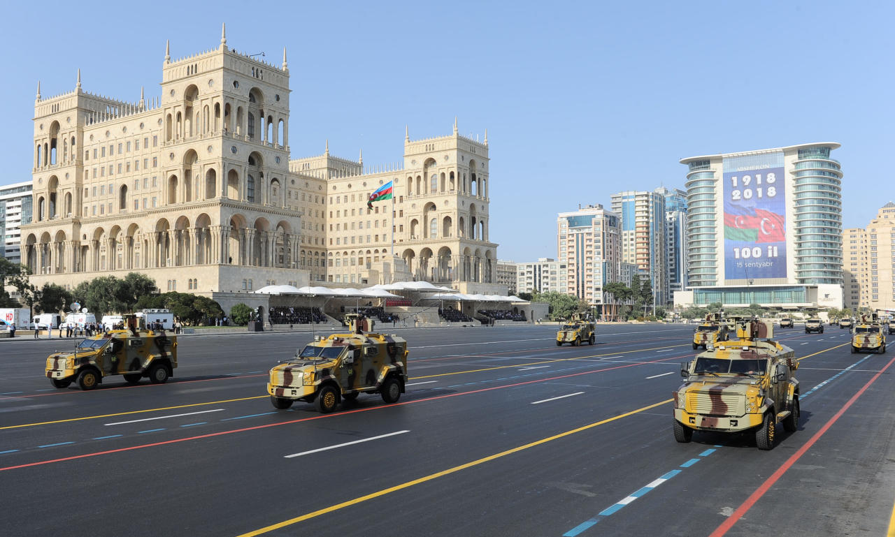 Президент Ильхам Алиев, Президент Реджеп Тайип Эрдоган и Первая леди Мехрибан Алиева приняли участие в параде, посвященном 100-летию освобождения Баку