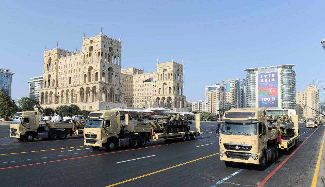 Президент Ильхам Алиев, Президент Реджеп Тайип Эрдоган и Первая леди Мехрибан Алиева приняли участие в параде, посвященном 100-летию освобождения Баку