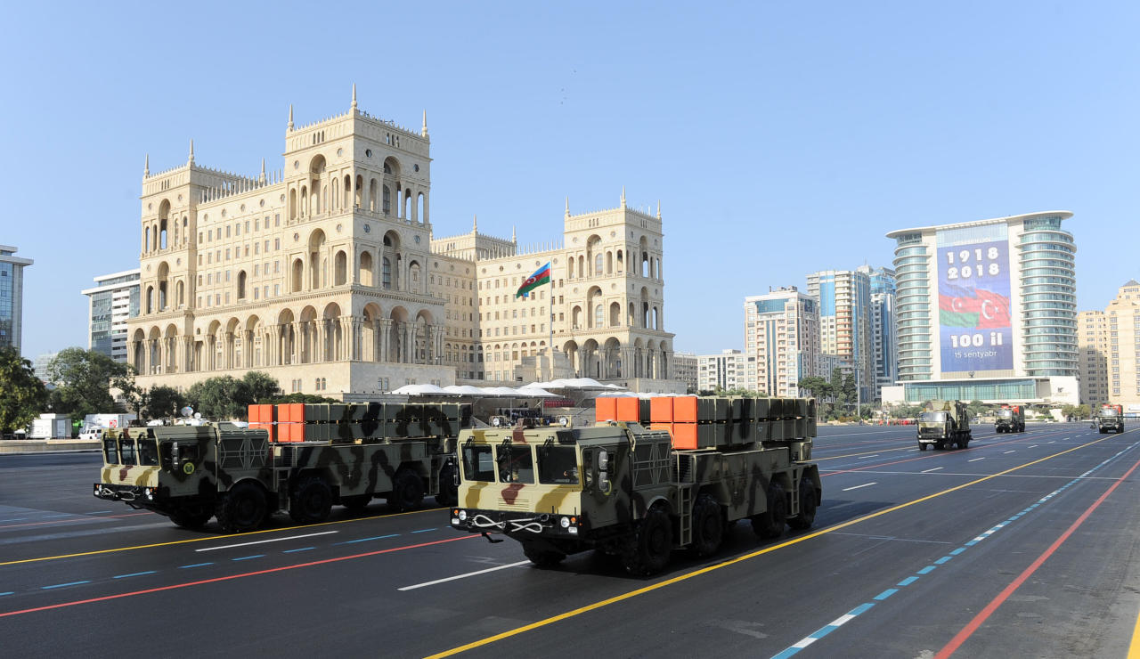 Президент Ильхам Алиев, Президент Реджеп Тайип Эрдоган и Первая леди Мехрибан Алиева приняли участие в параде, посвященном 100-летию освобождения Баку