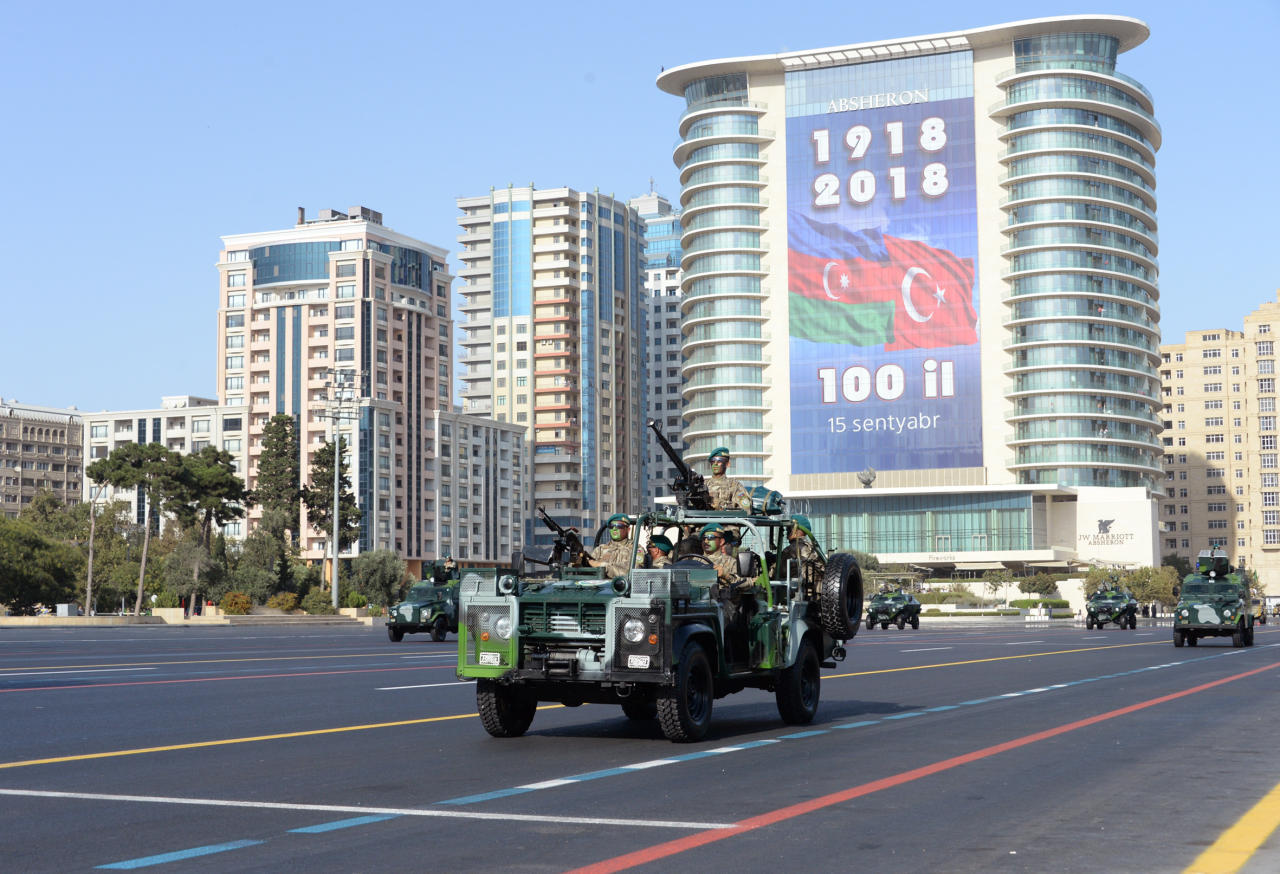 Президент Ильхам Алиев, Президент Реджеп Тайип Эрдоган и Первая леди Мехрибан Алиева приняли участие в параде, посвященном 100-летию освобождения Баку