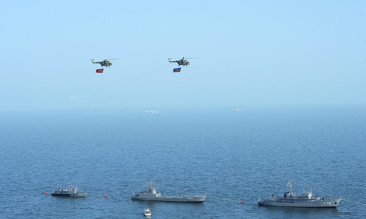 Президент Ильхам Алиев, Президент Реджеп Тайип Эрдоган и Первая леди Мехрибан Алиева приняли участие в параде, посвященном 100-летию освобождения Баку