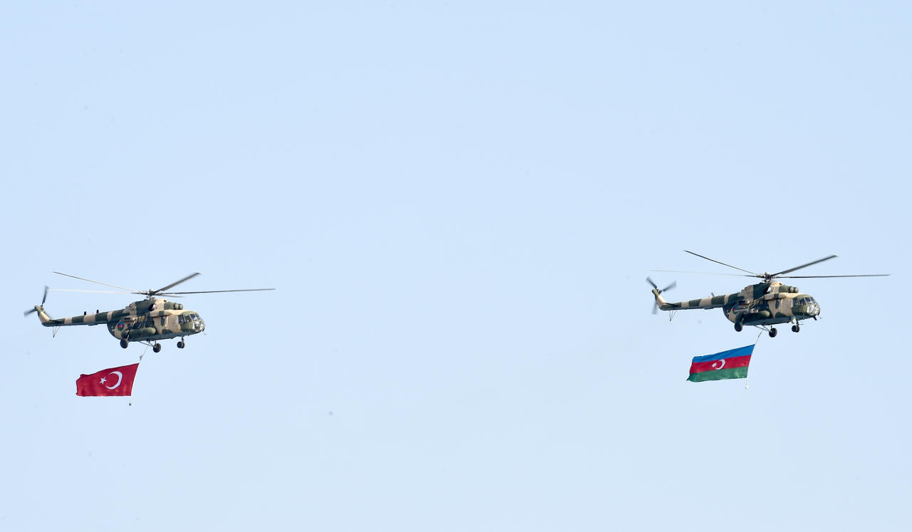 Президент Ильхам Алиев, Президент Реджеп Тайип Эрдоган и Первая леди Мехрибан Алиева приняли участие в параде, посвященном 100-летию освобождения Баку