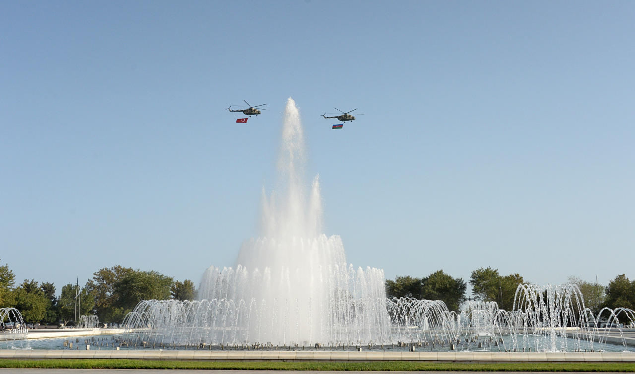 Президент Ильхам Алиев, Президент Реджеп Тайип Эрдоган и Первая леди Мехрибан Алиева приняли участие в параде, посвященном 100-летию освобождения Баку
