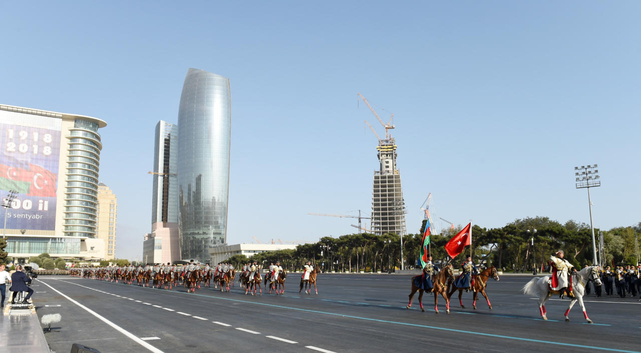 Президент Ильхам Алиев, Президент Реджеп Тайип Эрдоган и Первая леди Мехрибан Алиева приняли участие в параде, посвященном 100-летию освобождения Баку