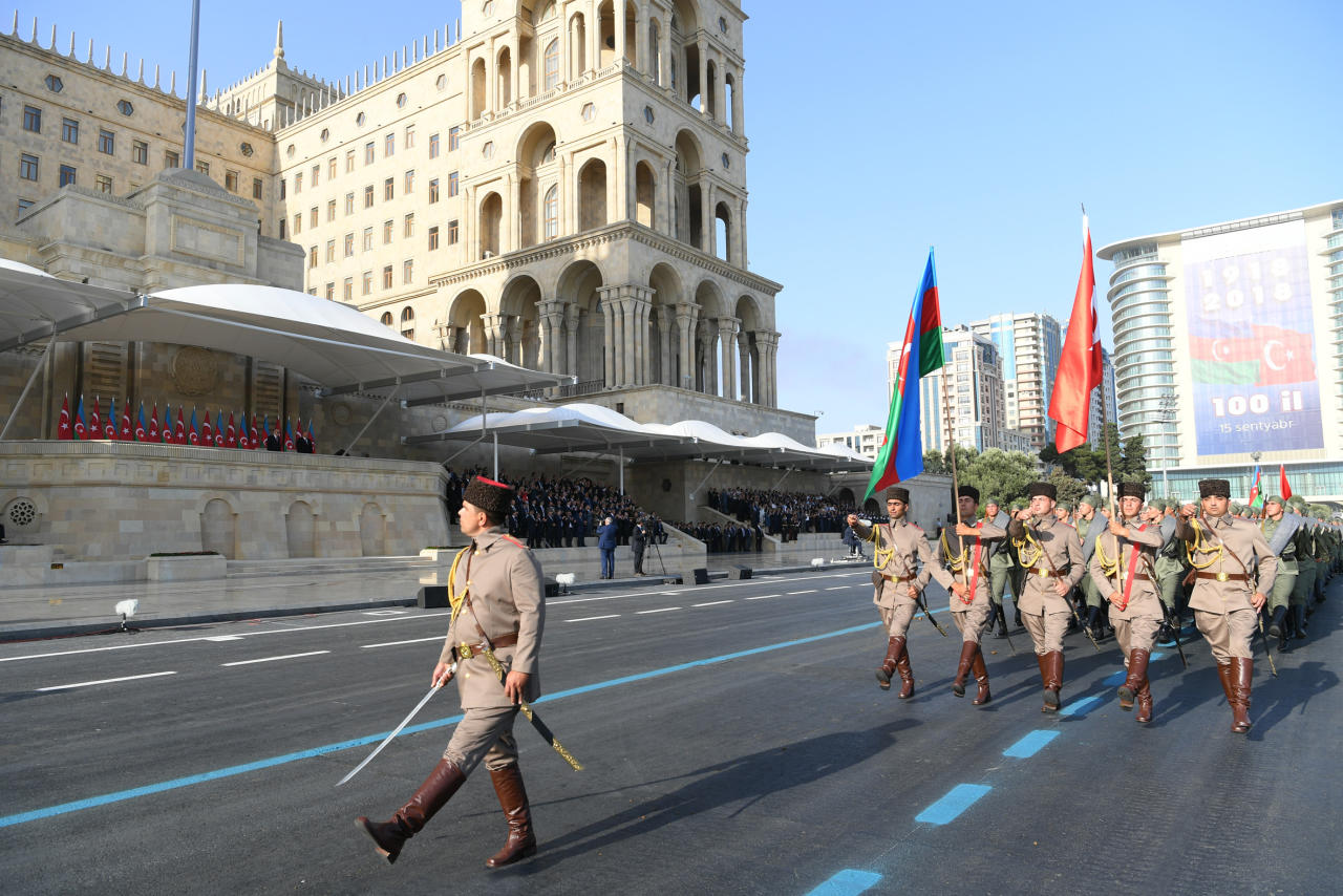 Президент Ильхам Алиев, Президент Реджеп Тайип Эрдоган и Первая леди Мехрибан Алиева приняли участие в параде, посвященном 100-летию освобождения Баку
