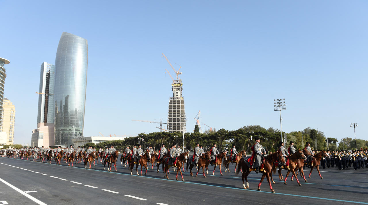 Президент Ильхам Алиев, Президент Реджеп Тайип Эрдоган и Первая леди Мехрибан Алиева приняли участие в параде, посвященном 100-летию освобождения Баку