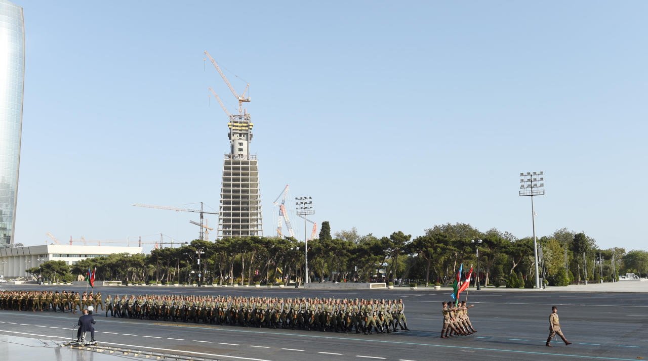 Президент Ильхам Алиев, Президент Реджеп Тайип Эрдоган и Первая леди Мехрибан Алиева приняли участие в параде, посвященном 100-летию освобождения Баку