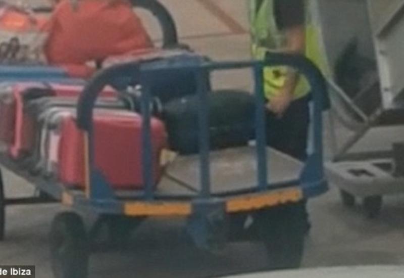 Пассажир самолета снял на камеры, как воруют вещи из чужих чемоданов