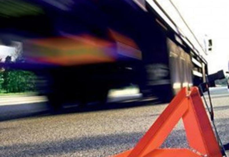 В Сальяне выпавшая из грузовика бочка стала причиной аварии