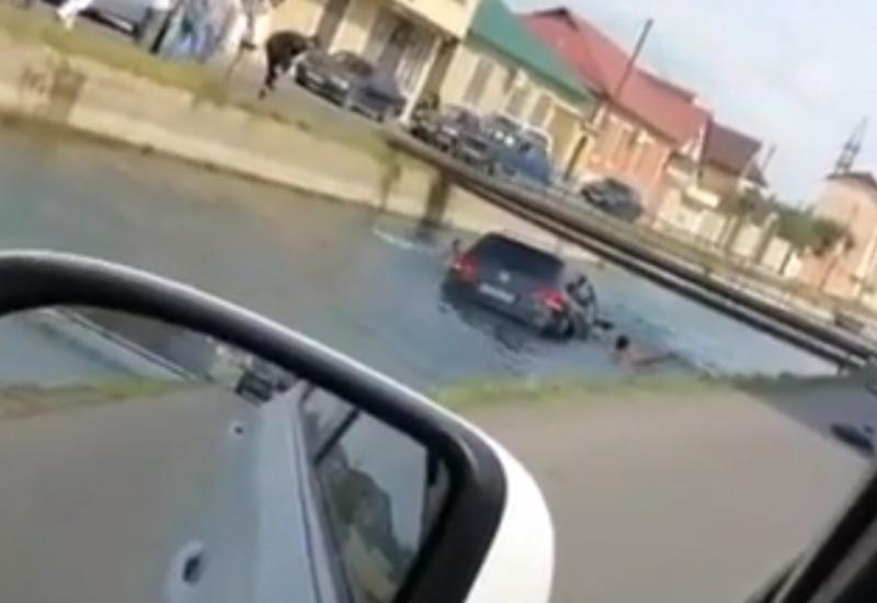 В Махачкале прохожие спасли мать и ребенка из утонувшей машины