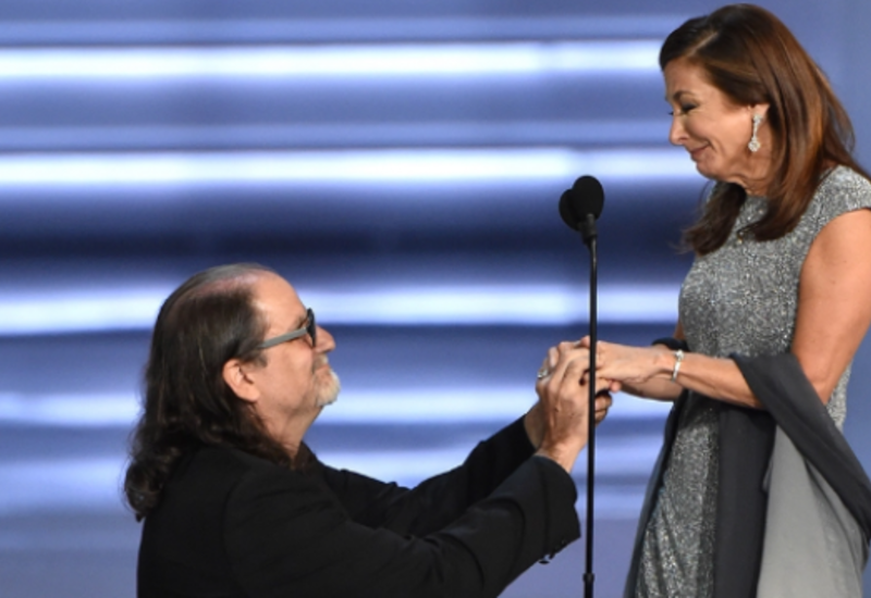 Лауреат "Эмми" сделал предложение своей девушке прямо со сцены