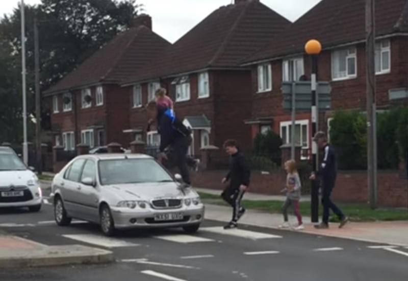 Пешеходы наказали невежливого водителя