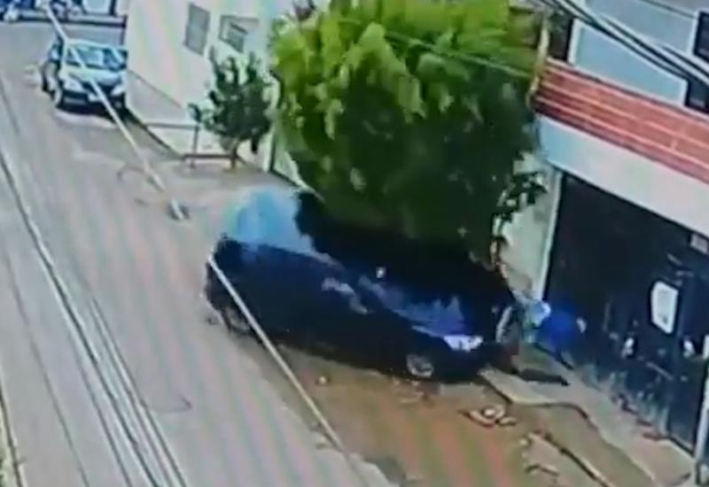 Велосипедист проехал на капоте авто, врезался в стену и выжил