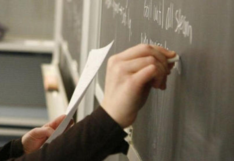 В Азербайджане повысят зарплаты и этих учителей