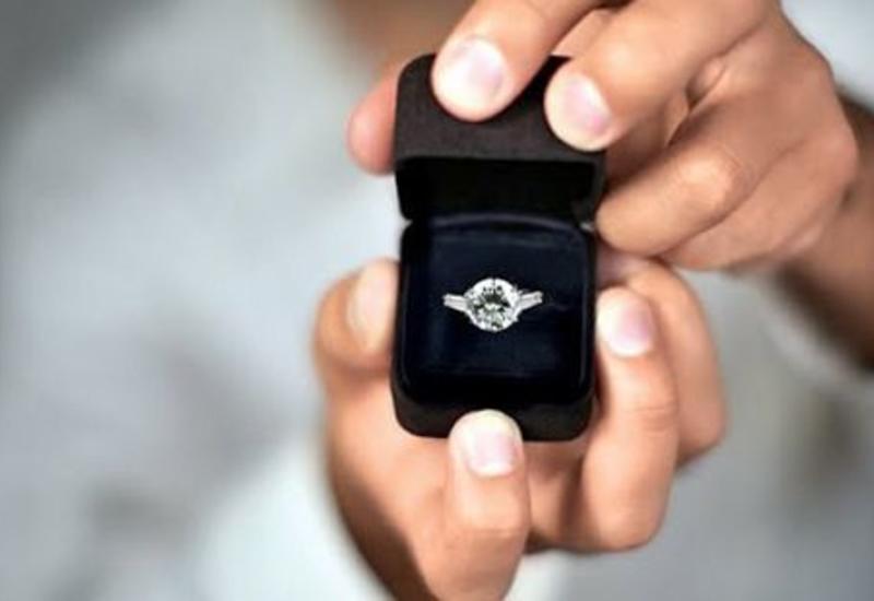 Необычное предложение руки и сердца в Ganjlik Mall