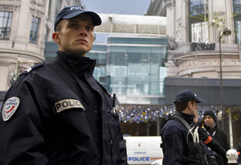В парижском метро человек с ножом напал на полицейских