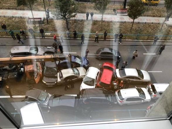 Кадры страшного ДТП в Киеве, где столкнулись 18 авто
