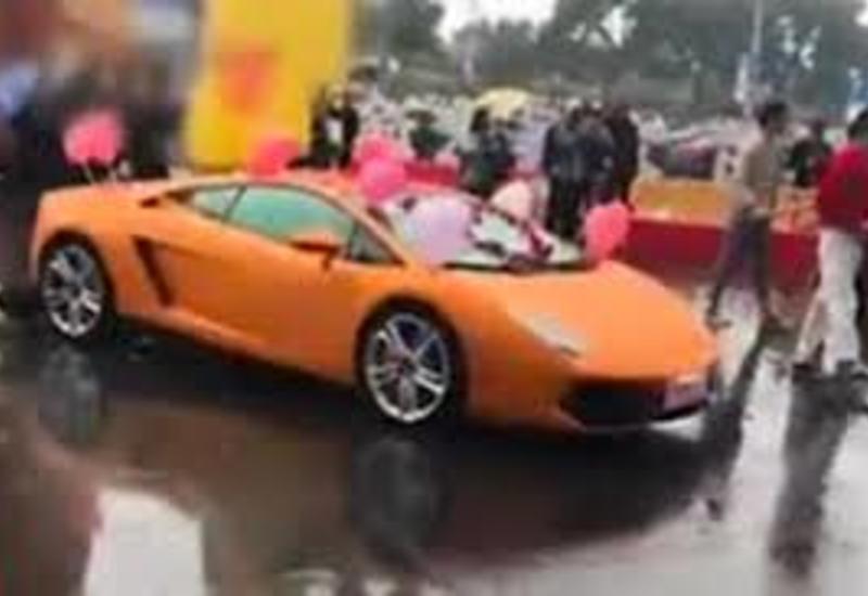 Богатый жених предложил возлюбленной руку, сердце и Lamborghini и опозорился