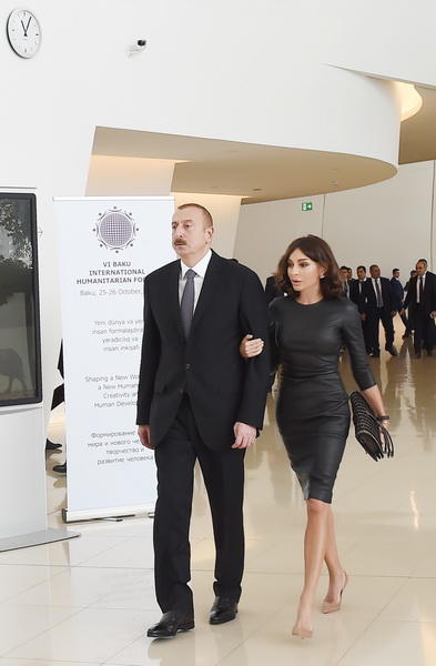 Президент Ильхам Алиев и Первая леди Мехрибан Алиева приняли участие в открытии VI Международного гуманитарного форума