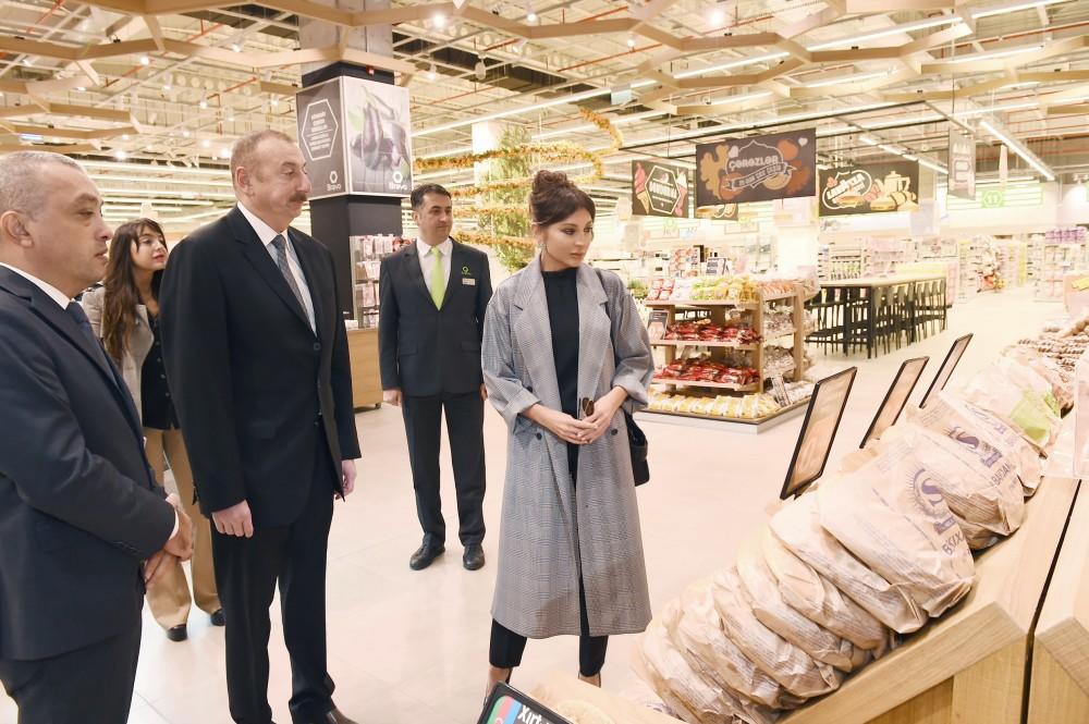 Президент Ильхам Алиев и Первая леди Мехрибан Алиева приняли участие в открытии нового гипермаркета “Bravo”