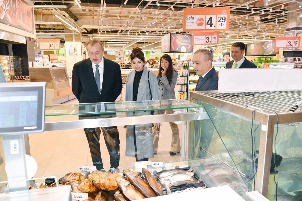 Президент Ильхам Алиев и Первая леди Мехрибан Алиева приняли участие в открытии нового гипермаркета “Bravo”