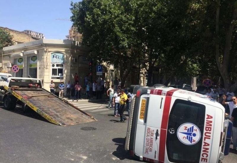 В Сабирабаде перевернулась машина скорой помощи, есть пострадавшие