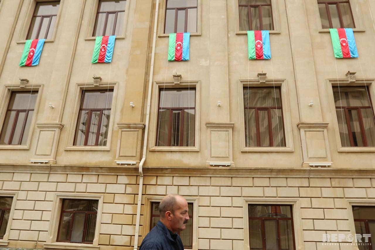 Баку окрасился в цвета национального флага Азербайджана