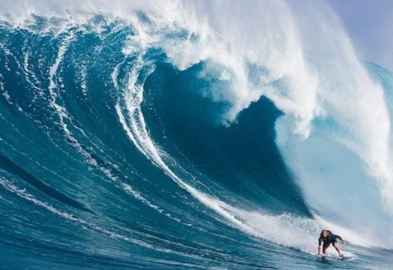 Серфер едва не погиб, покоряя огромную волну