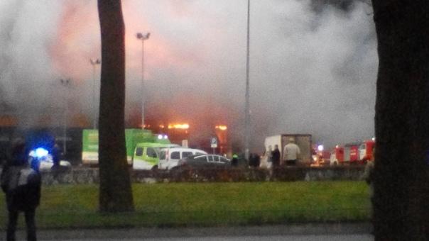 В Петербурге загорелся гипермаркет, эвакуированы 800 человек