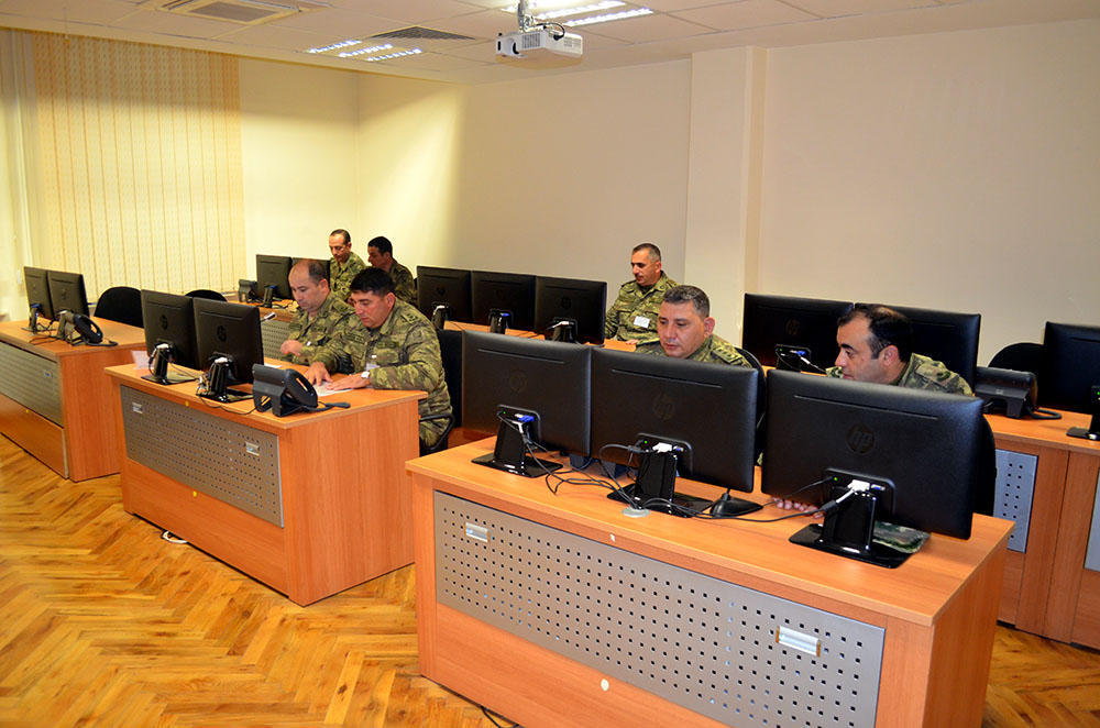 Азербайджанская армия отрабатывает управление боевыми операциями