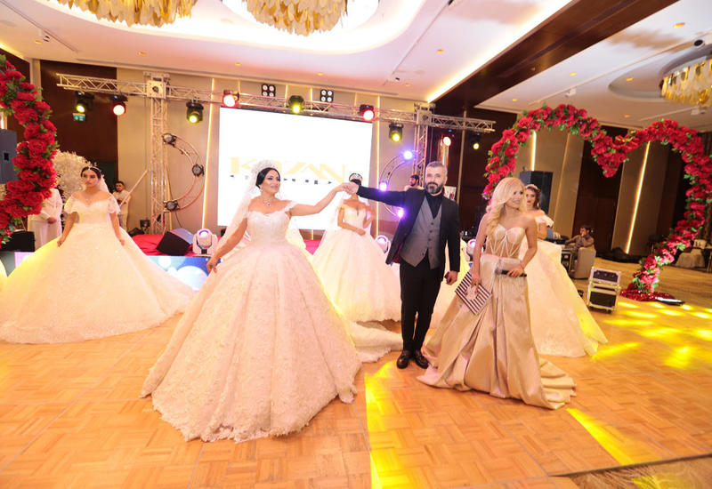 В Баку представили свадебное платье в виде праздничного торта