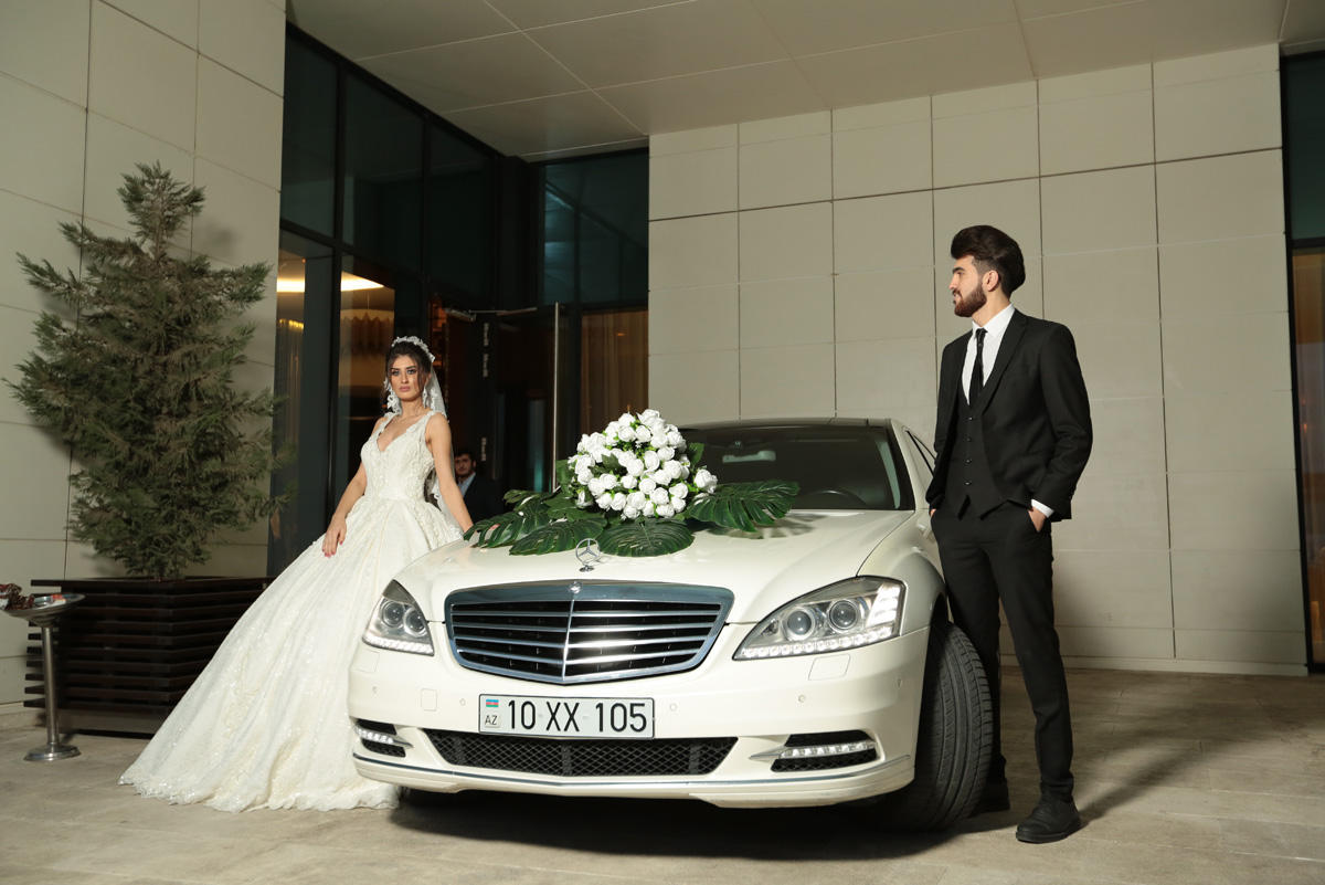 В Баку представили свадебное платье в виде праздничного торта