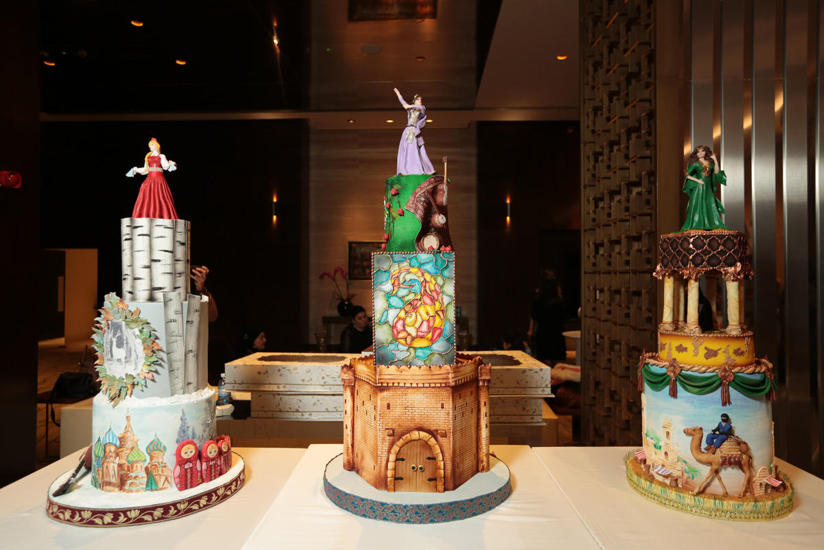 В Баку представили свадебное платье в виде праздничного торта