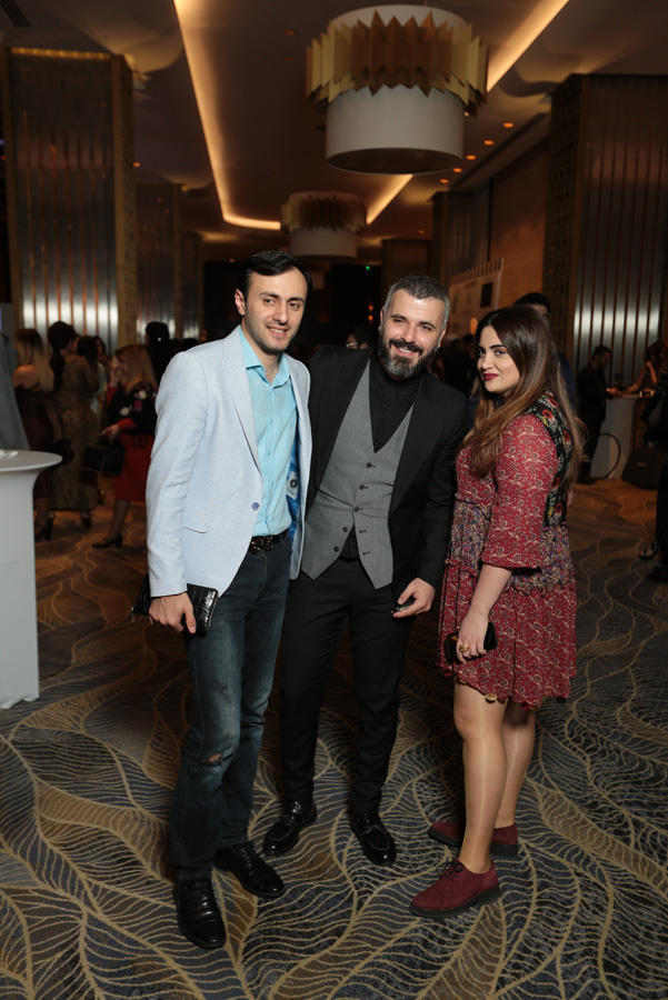 В Баку представили свадебное платье в виде праздничного торта