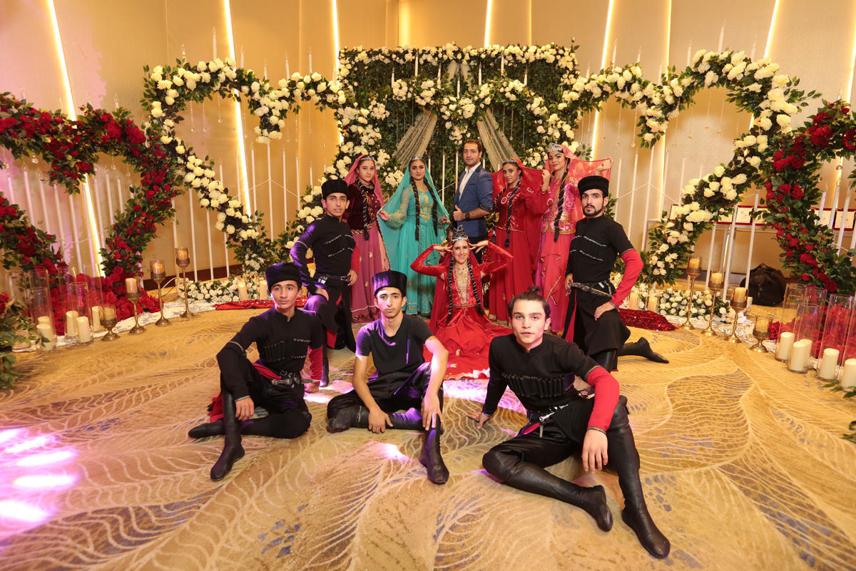 В Баку представили свадебное платье в виде праздничного торта