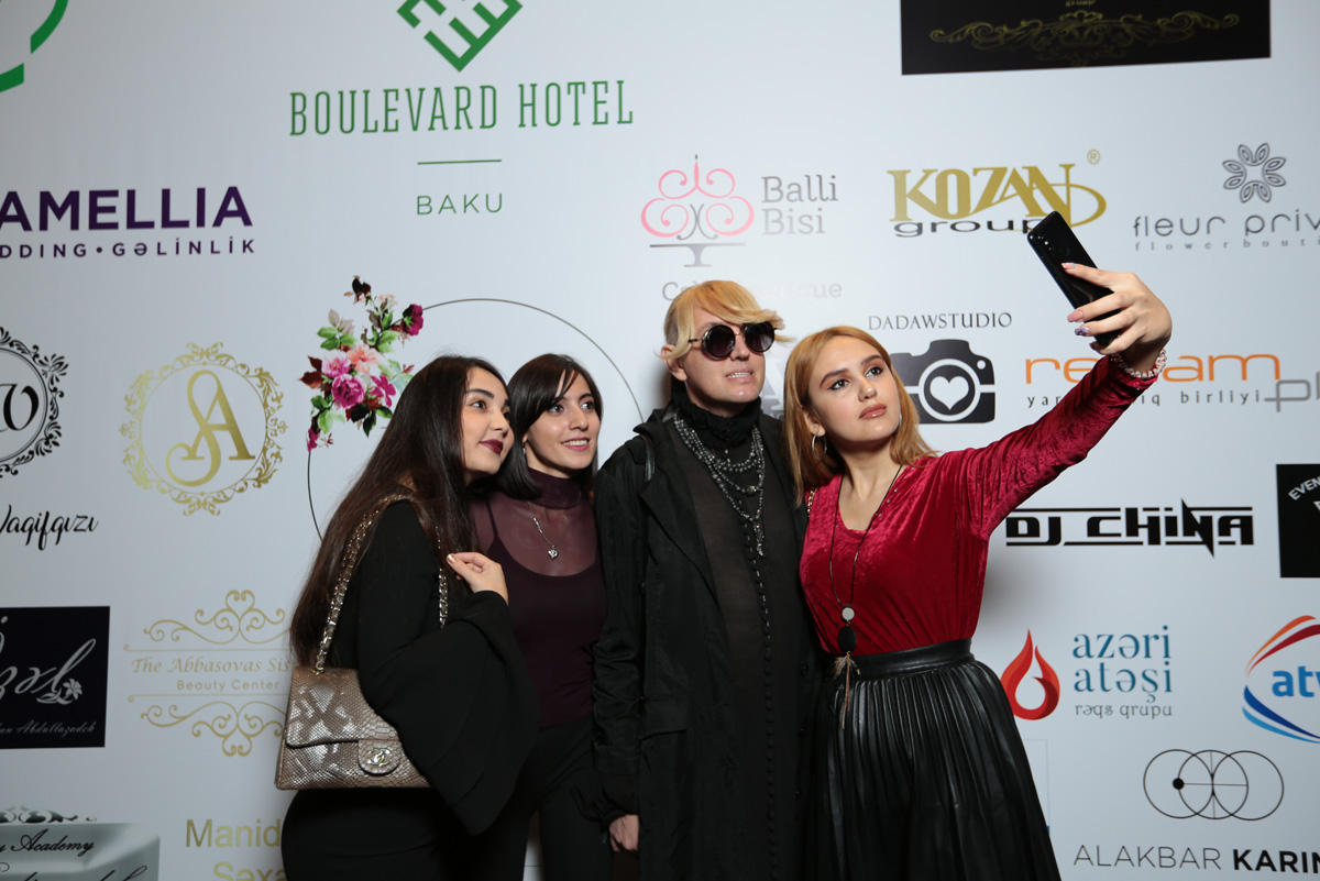 В Баку представили свадебное платье в виде праздничного торта