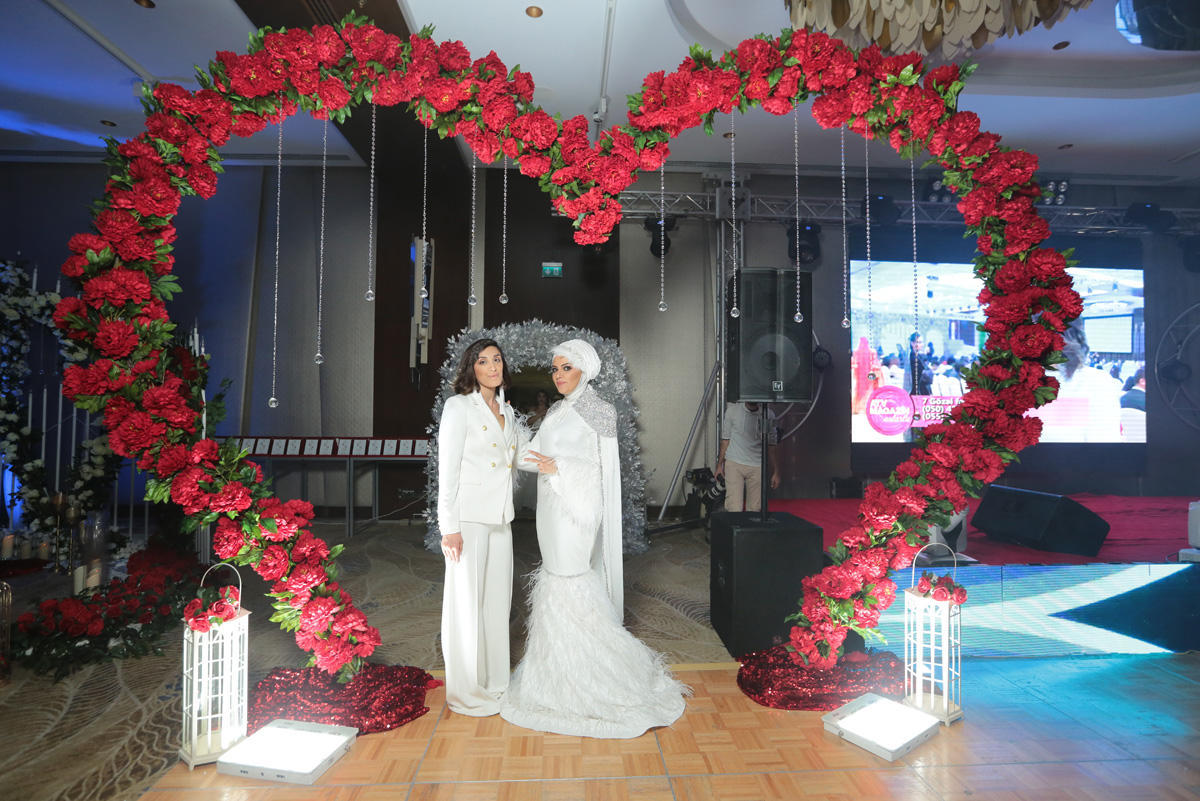 В Баку представили свадебное платье в виде праздничного торта