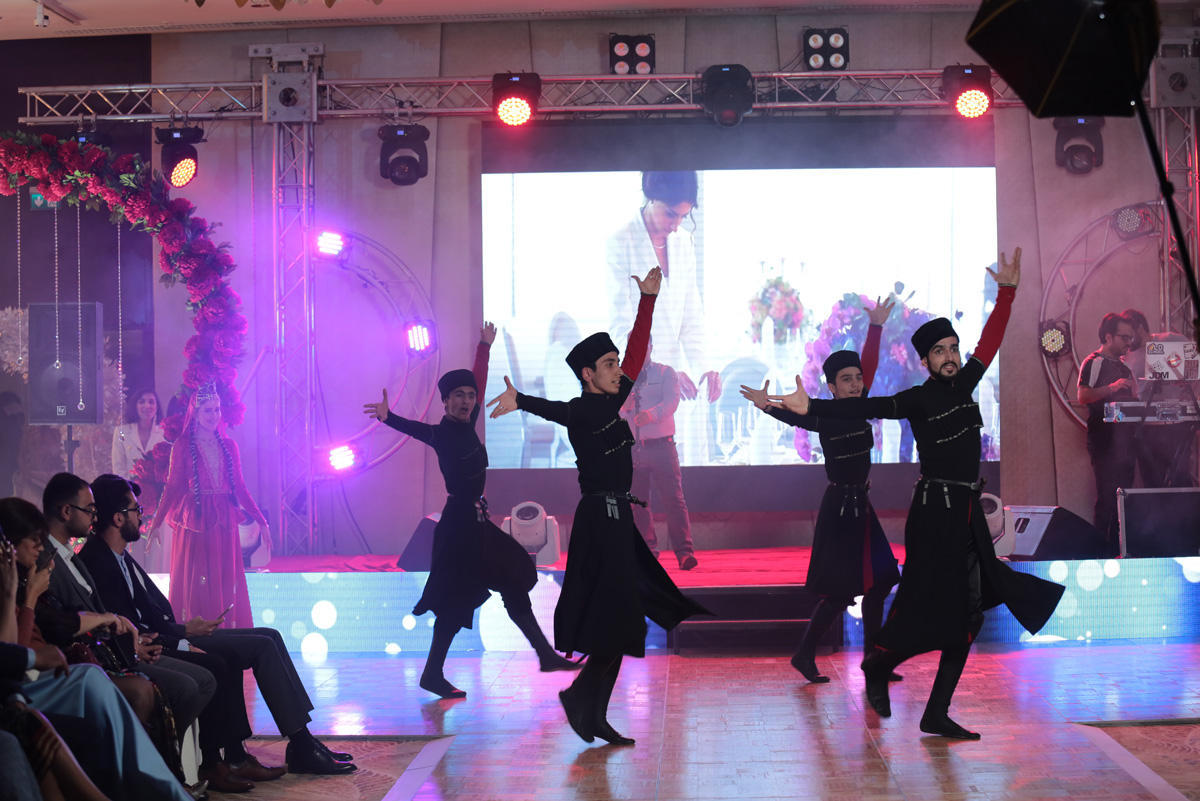 В Баку представили свадебное платье в виде праздничного торта