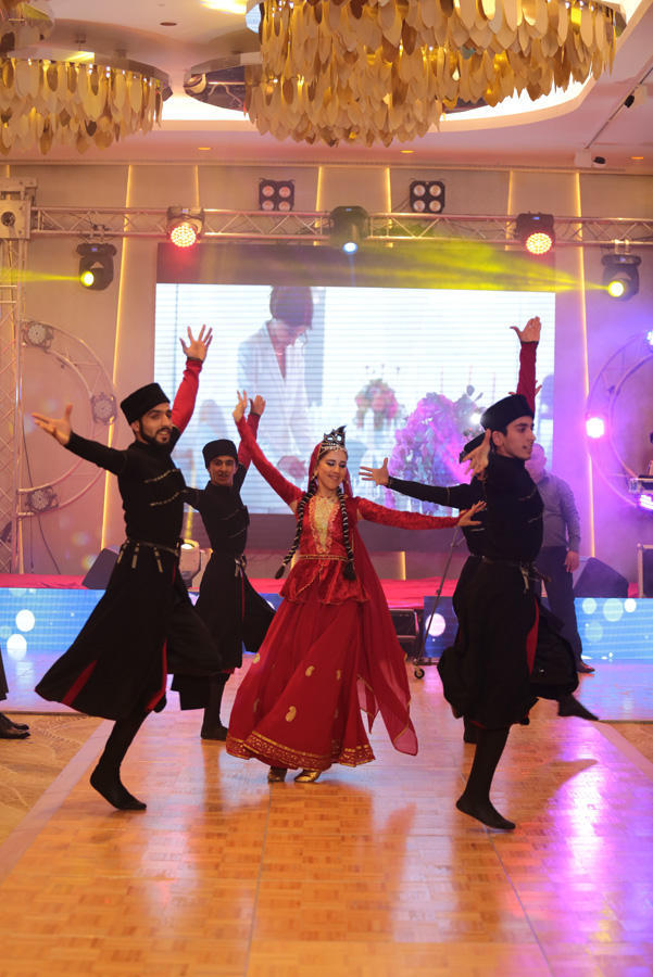 В Баку представили свадебное платье в виде праздничного торта