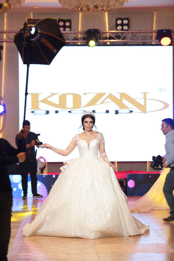 В Баку представили свадебное платье в виде праздничного торта