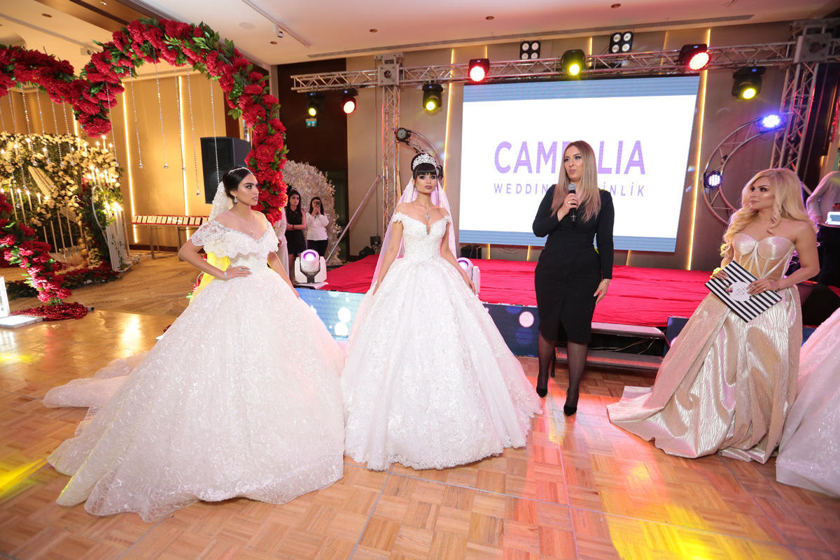 В Баку представили свадебное платье в виде праздничного торта