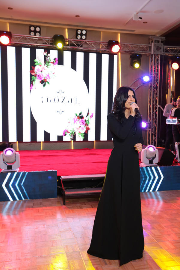 В Баку представили свадебное платье в виде праздничного торта