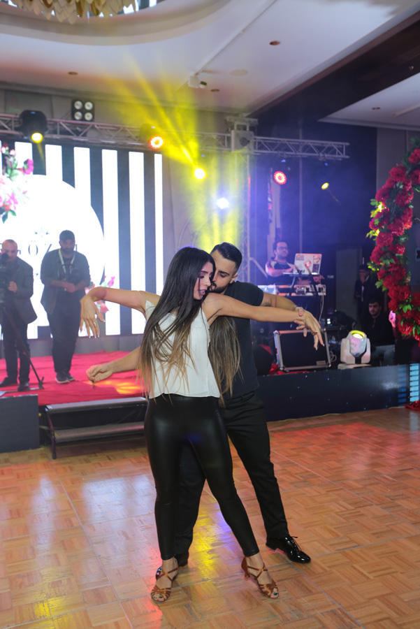 В Баку представили свадебное платье в виде праздничного торта