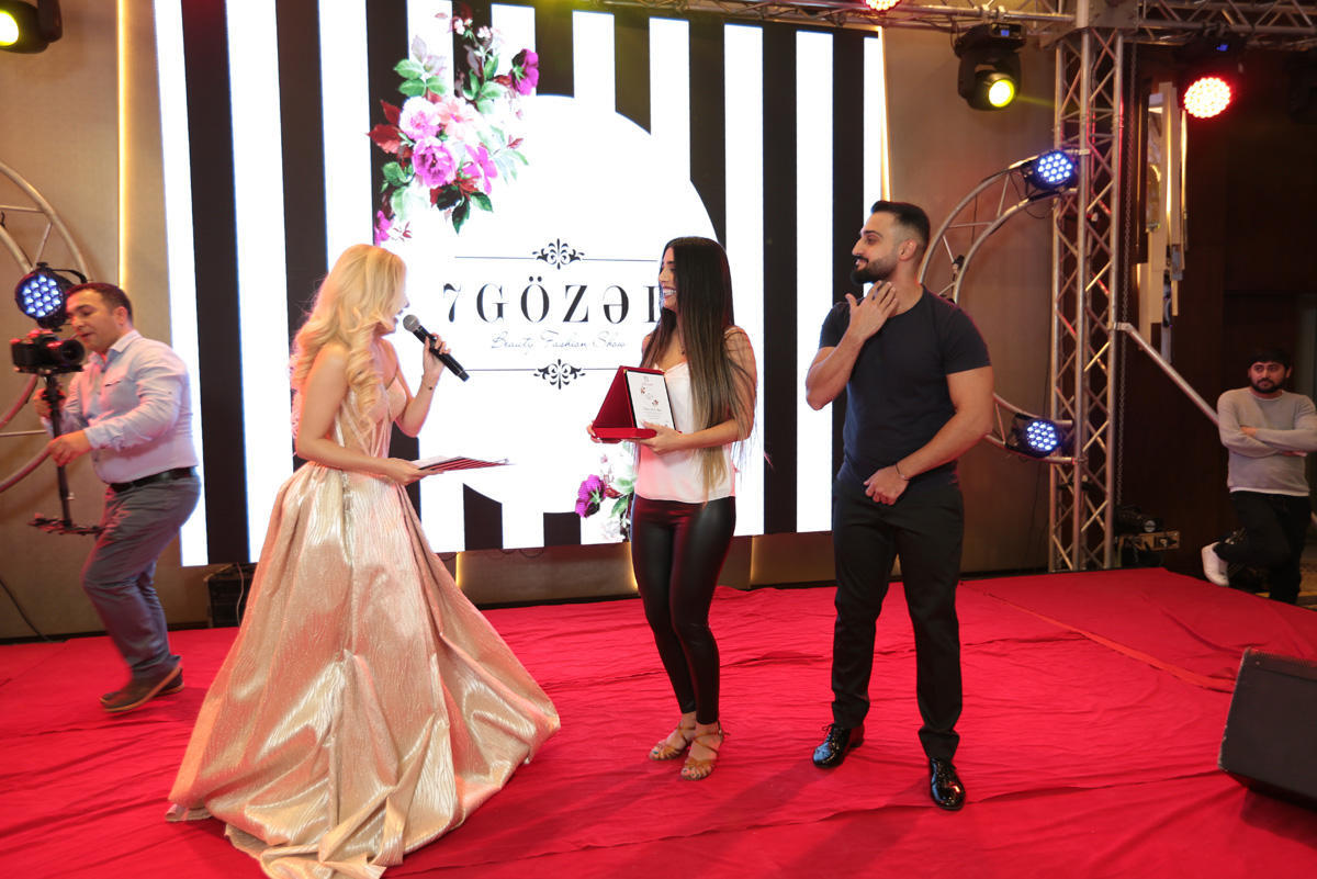 В Баку представили свадебное платье в виде праздничного торта