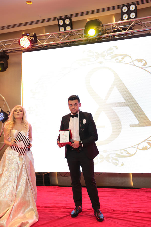 В Баку представили свадебное платье в виде праздничного торта