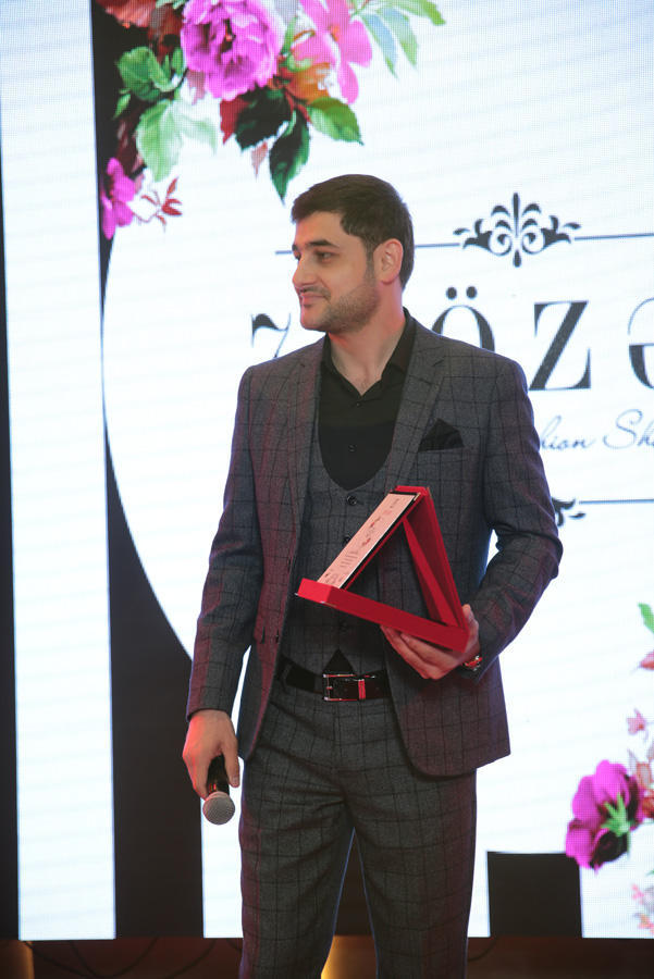 В Баку представили свадебное платье в виде праздничного торта