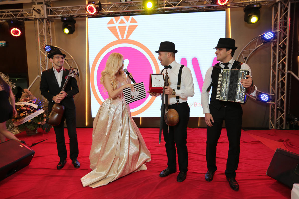 В Баку представили свадебное платье в виде праздничного торта